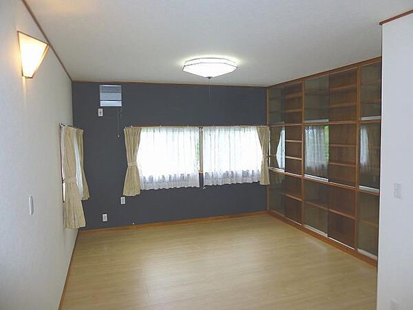 1階洋室約10帖　造り付けの大型収納棚がありスッキリ片付きます