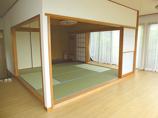 2階和室8帖とリビング　室内状態良好で快適な空間