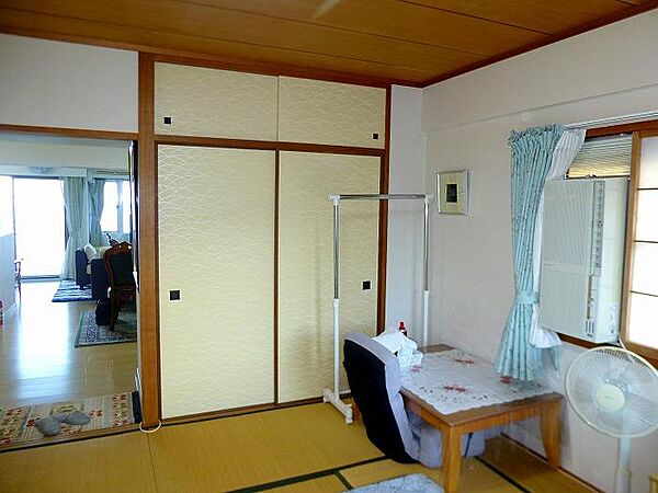和室収納　天袋付きの押入れ収納があり便利です