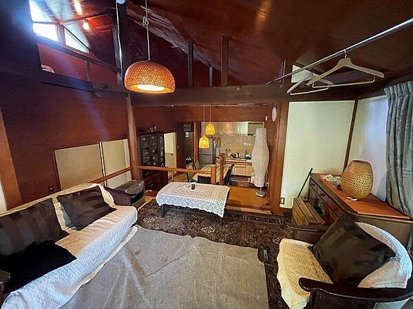 洋室8帖　一段高い場所から室内を見渡せ、コミュニケーションの取りやすい造りです