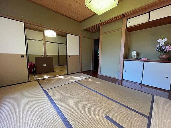 6帖二間続きの和室　間仕切りを開け広く利用可能、天袋付きの押入れがありスッキリ綺麗な室内空間が保てます