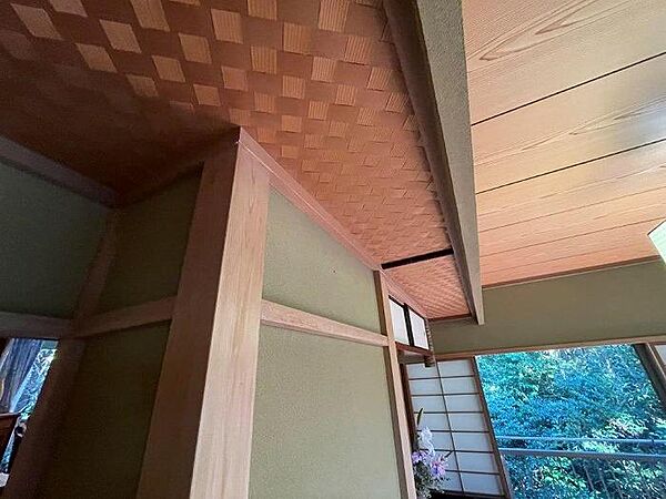 和室の天井は一部が網代天井になっており、和モダンな雰囲気です
