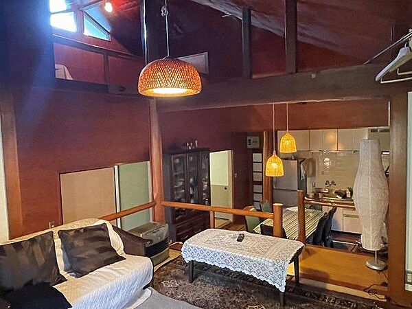 洋室8帖　縦の空間を利用したスッキップフロア、和室上部にはロフトがあり収納に便利です