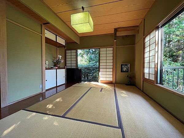和室6帖　炉付きの趣ある和室、茶室としても利用できそうです
