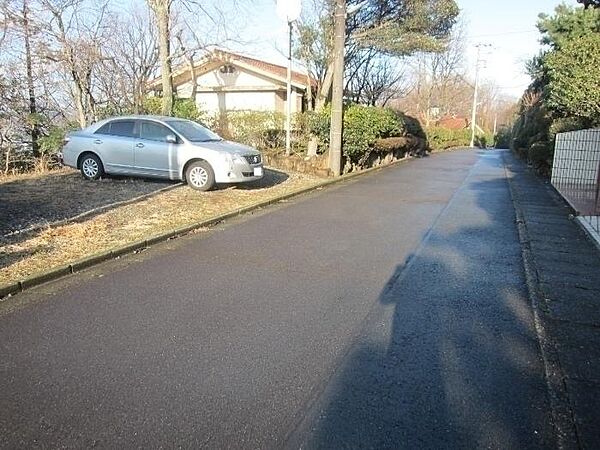 南東側　私道に面する