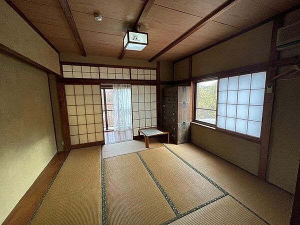 2階に8帖の和室が2間あり、リラックスできる落ち着いた室内です