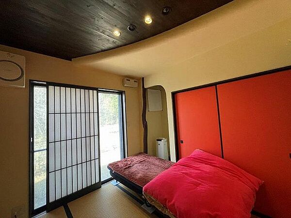 和室約5.5帖　赤い押入れがアクセントのお洒落な和室