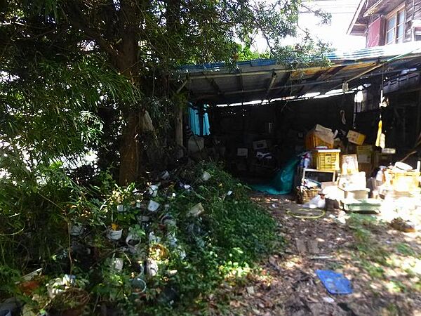 敷地内に建物が複数あります