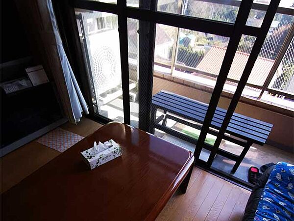 室内からバルコニー　眺望を遮らないガラスパネルのバルコニーです