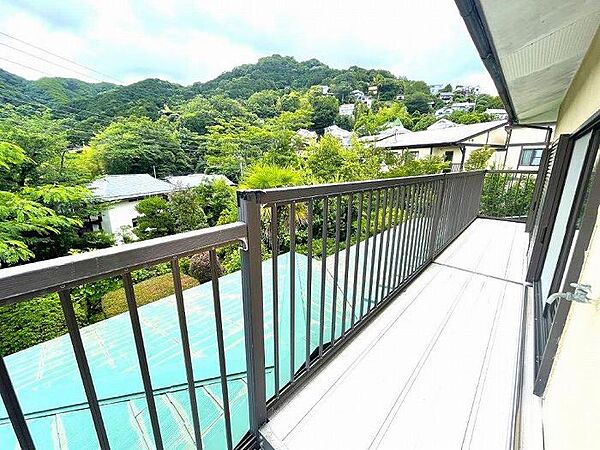 Ｌ字の広いバルコニー　緑を望む静かな環境です