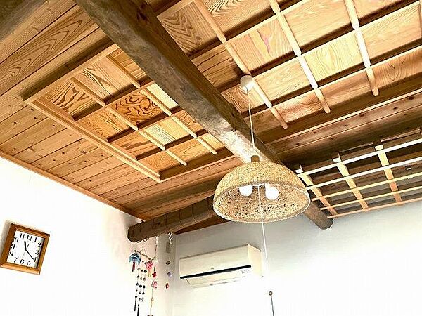 ダイニングの格天井と梁　和の拘り感じる内装です