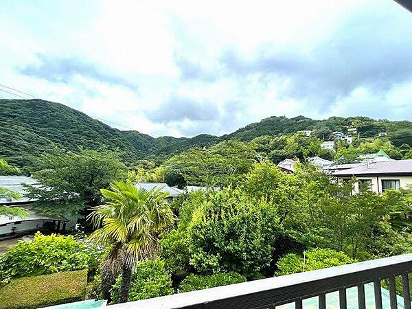 バルコニーから緑豊かな山並みの眺望　季節の移り変わりを愉しめます