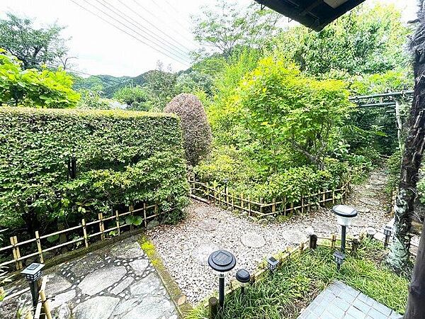 椿・枝垂桜・梅・藤・金木犀・山桃・あんず等100種以上の植物が植樹された広いお庭