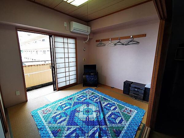和室約4.5帖　バルコニーに面した明るい室内