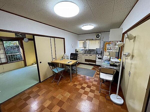 ダイニングキッチン9帖　間仕切りを開けると広く利用できます