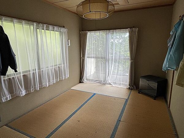 2階和室6帖　2面採光でバルコニー付き