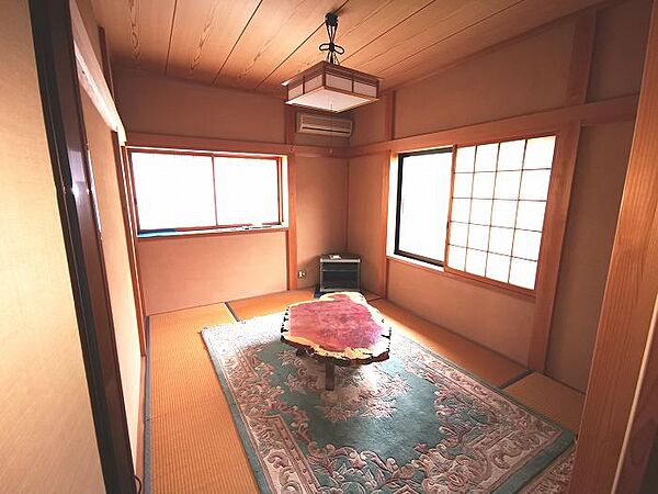 2階和室6帖　2面採光で明るい光が入ります