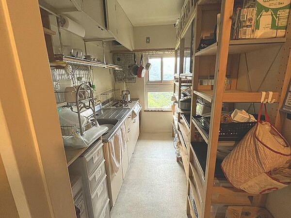 独立型キッチン　生活感が見えづらく、作業効率の良いキッチンスペース