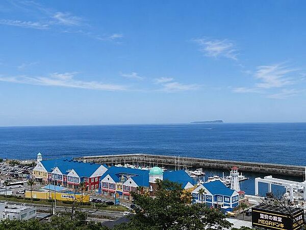 開放的な海の眺望　水平線に浮かぶ初島を望みます