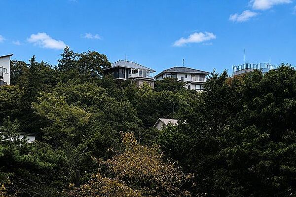 自然に囲まれた高台の大型別荘地内、四季折々の風景に癒される環境