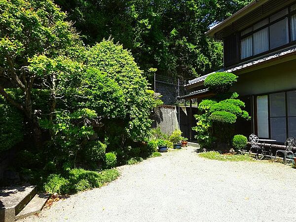 平坦で陽当り良好なお庭