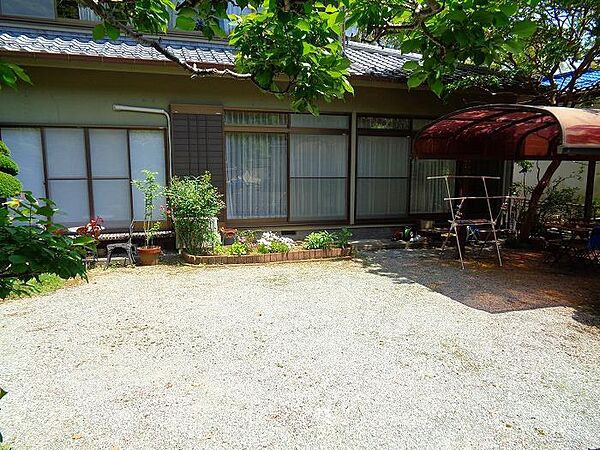 平坦な敷地に駐車3台可能です