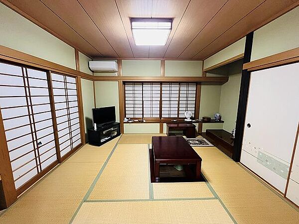 1階和室8帖　床の間や広縁付きの趣ある室内、堀座卓もあり一家団欒の時間を楽しめます