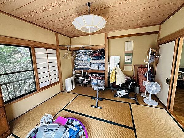 和室8帖　床の間と押入れ収納付き
