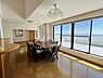 リビング/ダイニング：ＬＤＫ　広い開口部からお部屋全体に自然光と心地良い風が入り快適な室内空間です