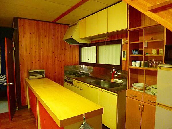 カウンター付きのキッチン