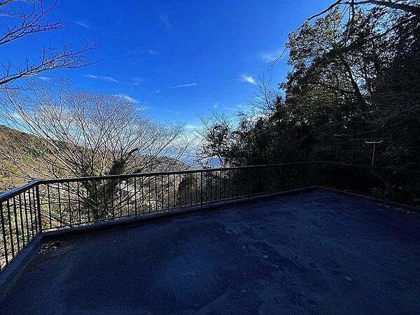 広々とした2階バルコニー　ＢＢＱやブランチなど楽しめそうです