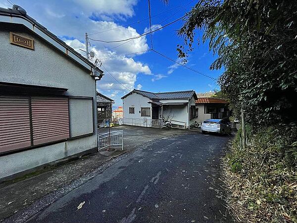 周辺はリゾートマンションや住宅が点在する静かな環境
