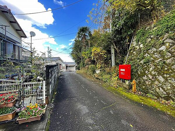 前面道路　敷地は道上の傾斜地です