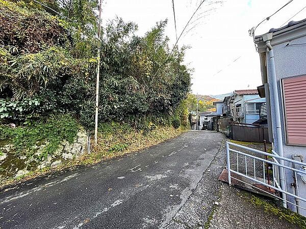 バス停まで徒歩約3分の立地