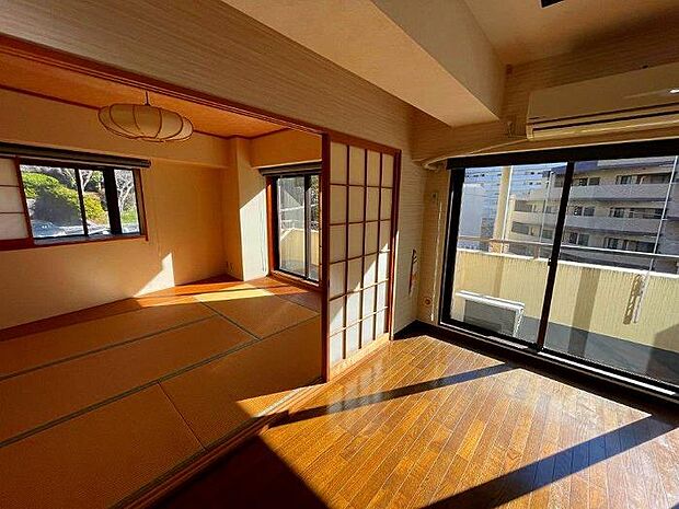 リビングと和室　角部屋ならではの窓の配置で明るく風通しの良い室内
