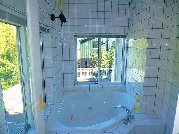 窓のある明るい浴室は換気良好で清潔感があります