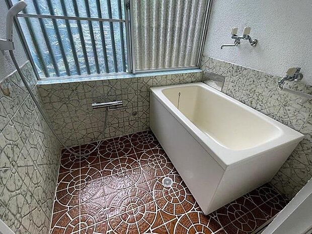 窓付きで風通しの良い浴室　温泉引込可能です