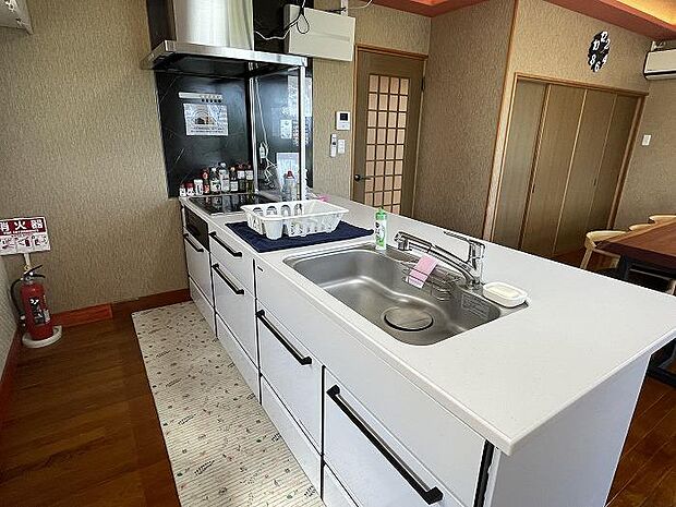 清潔感ある白いキッチン　対面式のペニンシュラ型キッチンで開放的
