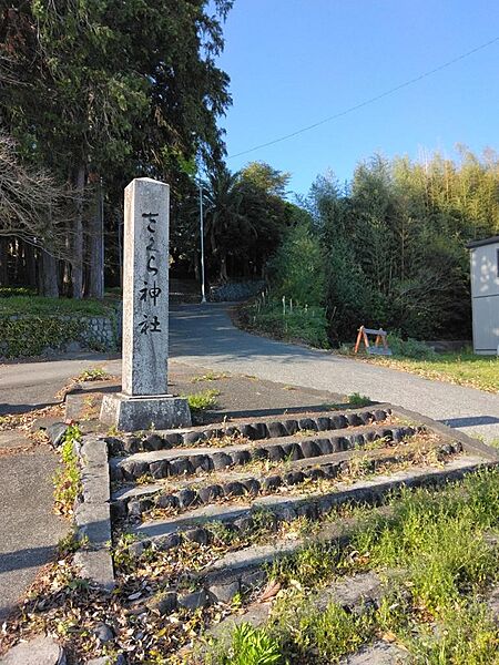 道を挟んだ隣に神社入口があります