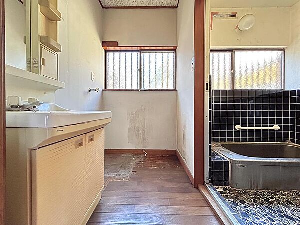 洗面、浴室ともに窓があって明る具風通し良好