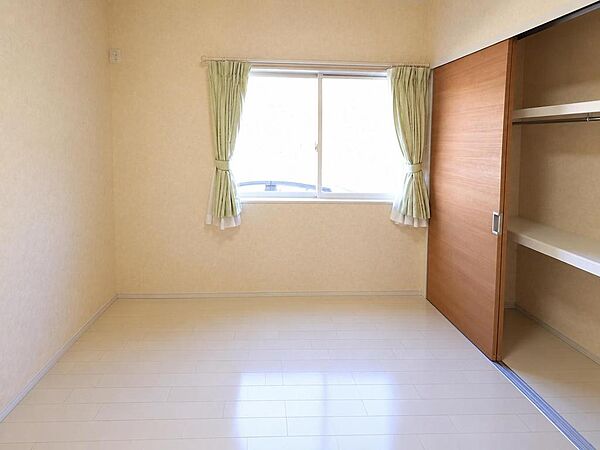 1階　4.5帖　リビングに併設されている洋室