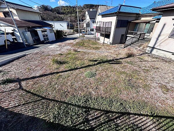 敷地内、東側から見た現地