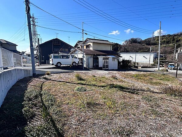 敷地内から見た南前面道路