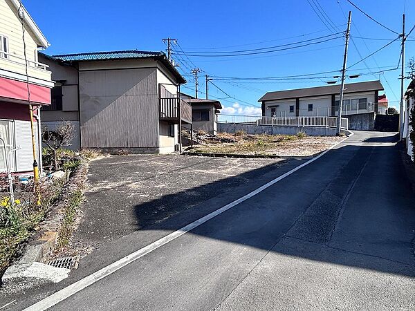 西側から見た現地