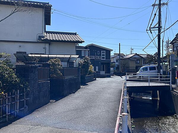 前面道路含む外観（北側から）