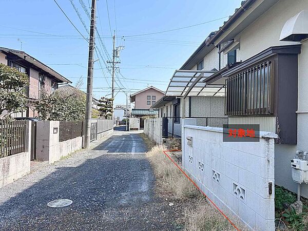 西側から見た現地前面道路の様子