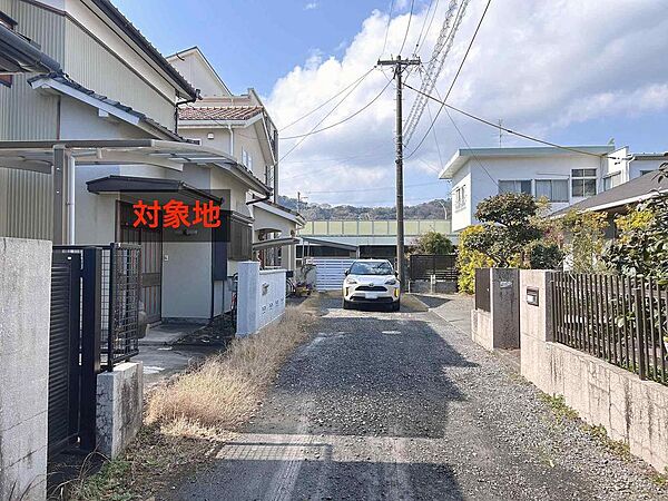 東側から見た現地前面道路の様子