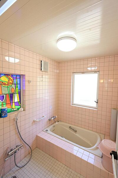 明るく風通しのいい浴室は優しい色のタイル作り