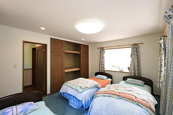 2階　10帖の洋室は収納もあり、3面に窓がありとっても明るいお部屋です