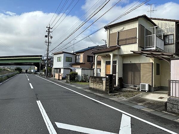 前面道路8m以上ですが車の遠tリハそれほど多くありません